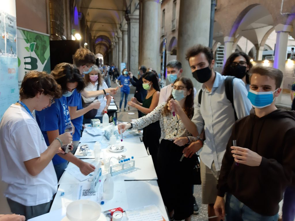 Image of students at the EU Researchers Night